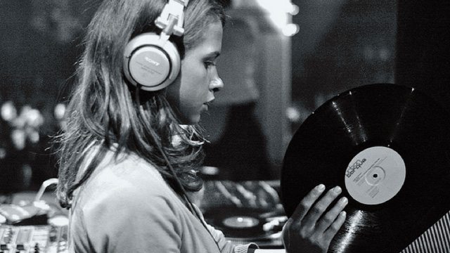 dj-picking-vynil